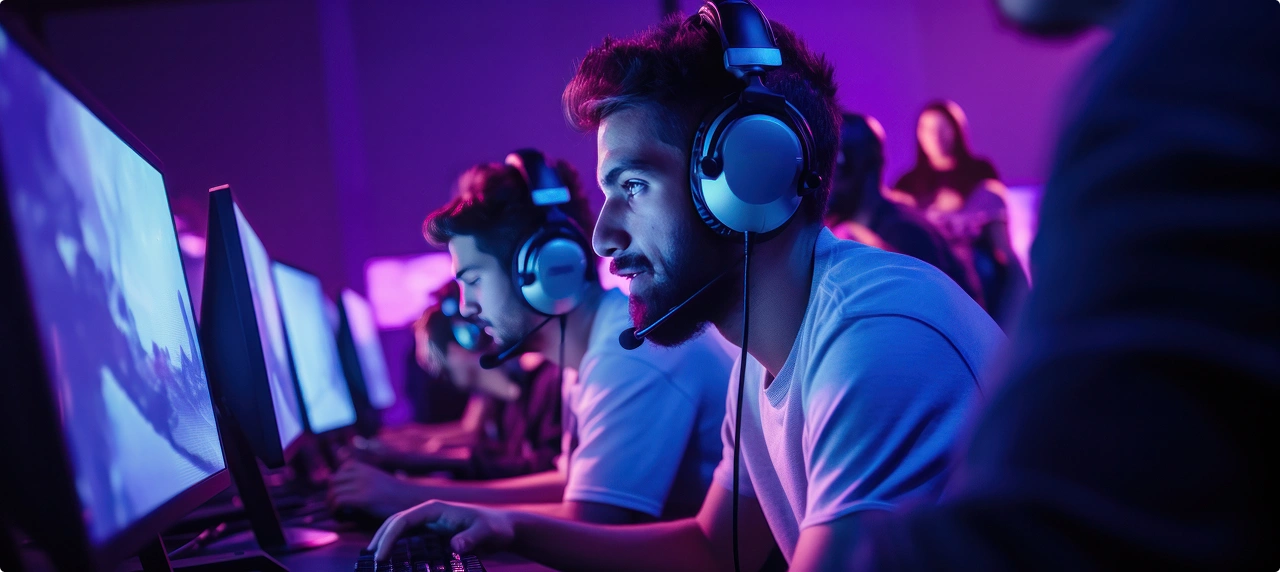 Gamers met een koptelefoon spelen achter hun computers tijdens een e-sporttoernooi met neonverlichting.