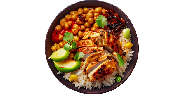 Een kom met stukjes gebakken kip, rijst, avocado en tojo in een ronde, diepe schaal.