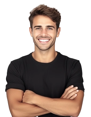 Portret van een jonge, glimlachende man met zijn armen over elkaar in een zwart T-shirt tegen een effen achtergrond.