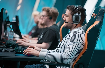 E-sporters met gaming-koptelefoons spelen achter hun computers tijdens een e-sporttoernooi.