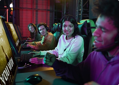 Een team van gamers speelt achter hun computers en praat met elkaar tijdens een online wedstrijd in de gamingzone.